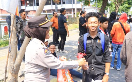 Usai Amankan Aksi Mahasiswa, Polwan Polres Ngawi Tebar Kepedulian dengan Berbagi dan Aksi Bersih-bersih