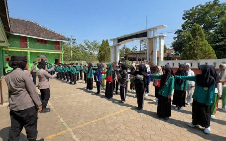 Cegah Kenakalan Remaja Sejak Dini, Polwan Ngawi Edukasi Pelajar tentang Narkoba dan Keselamatan Berkendara