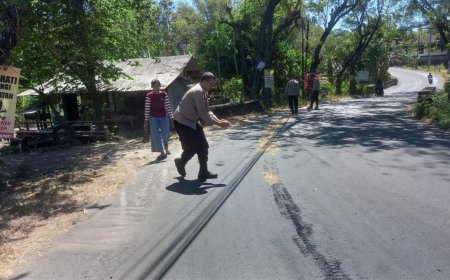 Respon Cepat Polisi Ngawi, Sebar Sekam Cegah Kecelakaan Akibat Tumpahan Solar di Jalan Kendal-Jogorogo